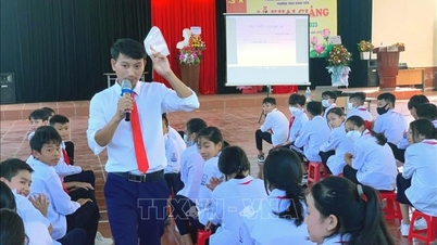 Учитель вдохновляет учеников на изучение науки на острове-форпосте.