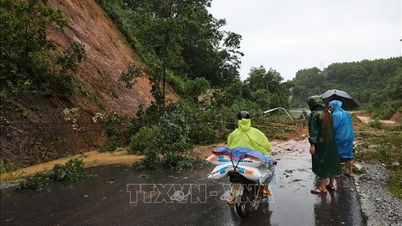 Khẩn trương đặt thêm biển cảnh báo trên Quốc lộ 14E sau sự cố sạt lở