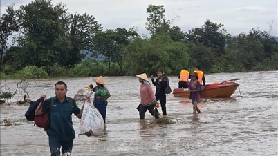Quân đội bằng mọi biện pháp tiếp cận khu vực dân cư bị cô lập do ngập lụt, sạt lở đất