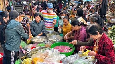 Vì sao sáng nay ùn ùn người mua chè trôi nước ở khu Chợ Lớn?