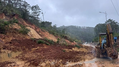 30 landslide locations due to heavy rain, Quang Ngai is making efforts to clear traffic on the roads