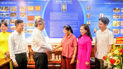 Ledare från Ho Chi Minh-staden besöker familjen till arkitekten Huynh Tan Phat och doktor Phung Van Cung
