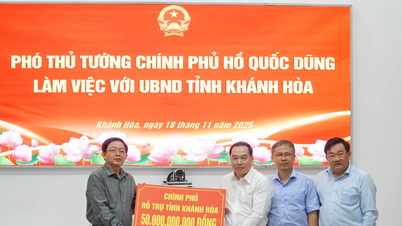 Timbalan Perdana Menteri Ho Quoc Dung melawat mangsa tanah runtuh di Khanh Hoa.