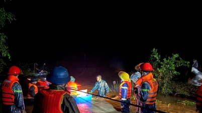 Dak Lak : La police crée un « pont humain » au-dessus des zones inondées pour secourir les personnes.