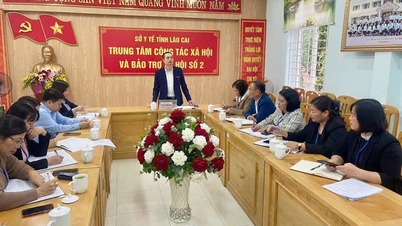 Đoàn công tác của Sở Y tế làm việc tại Trung tâm công tác xã hội và bảo trợ xã hội số 2 tỉnh Lào Cai.