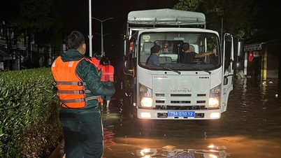 Οι πλημμύρες στα ποτάμια στην Καν Χόα αυξάνονται ραγδαία, οι δυνάμεις ασφαλείας εργάζονται όλη τη νύχτα για να διασώσουν τους ανθρώπους.