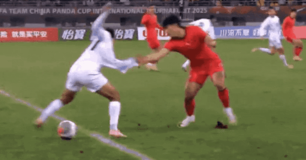 Chinese speler onder 22 uit het team gezet na trekken aan shirt, 'gooien' van tegenstander op borst en vloeken