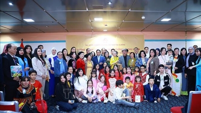 Premiärminister Pham Minh Chinh och hans fru möter den vietnamesiska befolkningen i Algeriet