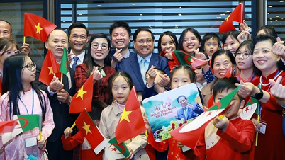 [Foto] Premiärminister Pham Minh Chinh och hans fru möter den vietnamesiska befolkningen i Algeriet