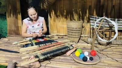 Ma etnik kadınlarının eşsiz brokar dokuma sanatını keşfedin