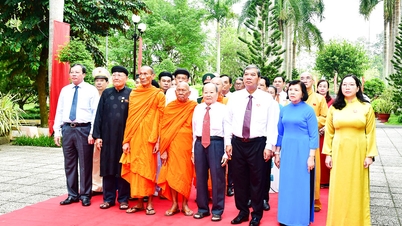 La delegación que asistió al Congreso Provincial del Frente de la Patria de Vietnam visitó el Templo del Tío Ho y el Cementerio de los Mártires.