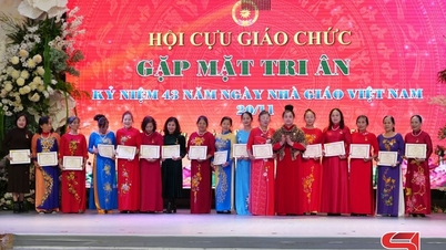 Mai Son-kommunens tidigare lärarförening möttes för att fira 43-årsdagen av Vietnams lärardag