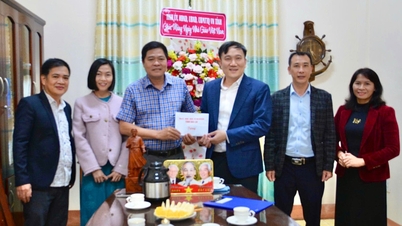 Wakil Ketua Komite Rakyat Provinsi Nguyen Tuan Anh mengunjungi dan memberi selamat kepada Sekolah Menengah Pham Hong Thai