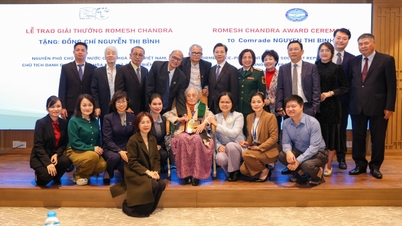 Romesh Chandra Vredesprijs toegekend aan mevrouw Nguyen Thi Binh en de heer Uong Chu Luu