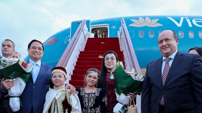 El primer ministro argelino llega al aeropuerto para dar la bienvenida al primer ministro Pham Minh Chinh y a su esposa.