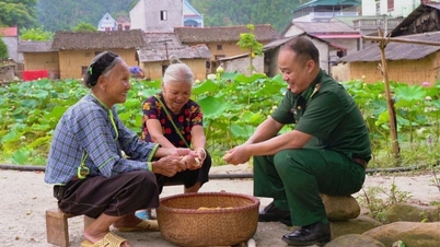 Yeşil üniformalı asker, büyük sınırda "harfli kilometre taşları" inşa ediyor