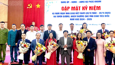 フック・カン・コミューンは、優秀な教師を称え、表彰する会議を開催しました。