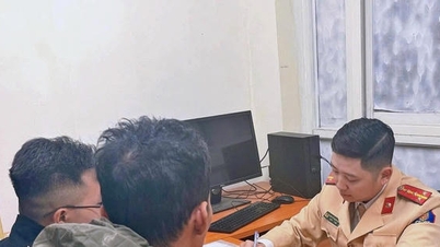 Șofer amendat pentru că a vărsat noroi pe strada Ton Duc Thang din Hanoi.