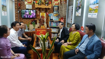 Der Provinzparteisekretär Luong Nguyen Minh Triet besuchte die verdiente Lehrerin Ngo Thi Loan und gratulierte ihr.