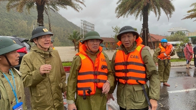 יו"ר ועדת העם המחוזית, פאם אן טואן, בדק וניהל את עבודות המענה לשיטפונות.