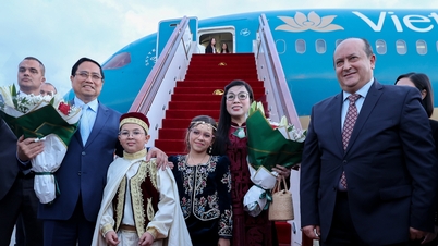 Premier Algierii przybywa na lotnisko, aby powitać premiera Pham Minh Chinha i jego żonę.