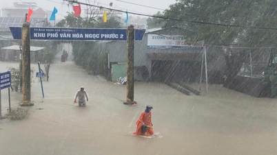 トゥイホア地区の多くの道路が冠水し、交通が遮断されている。