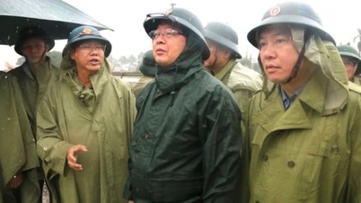 Vicepremier Ho Quoc Dung inspecteerde de overstromingssituatie in Khanh Hoa.