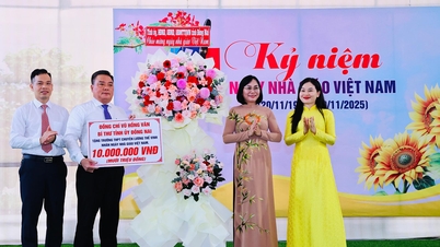 Liderii provinciali au felicitat Ziua Profesorilor Vietnamezi la Liceul Luong The Vinh pentru Elevi Supradotați