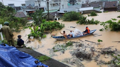 ភ្លៀង​ធ្លាក់​ខ្លាំង​គួបផ្សំ​នឹង​ទឹក​ជំនន់​បាន​បណ្តាល​ឲ្យ​លំនៅឋាន​ជាច្រើន​កន្លែង​ក្នុង​ឃុំ Dong Xuan ត្រូវ​ជន់​លិច​កម្ពស់ ៣-៤ ម៉ែត្រ។