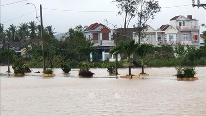 Hujan lebat di Dak Lak menyebabkan banjir berleluasa, mengasingkan banyak kawasan perumahan.