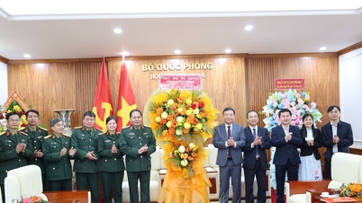 Biträdande sekreterare för den provinsiella partikommittén Bui Thang besökte och gratulerade ett antal utbildningsinstitutioner med anledning av Vietnams lärardag den 20 november.