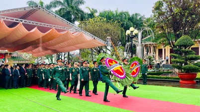 চু প্রং কবরস্থানে বীর শহীদদের প্রতি শ্রদ্ধা জানাতে ফুল ও ধূপদান নিবেদন