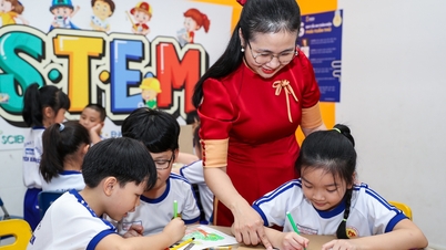 المعلمون لا يعلموننا فقط "كيفية العمل"، بل يعلموننا أيضًا "كيف نكون إنسانًا".