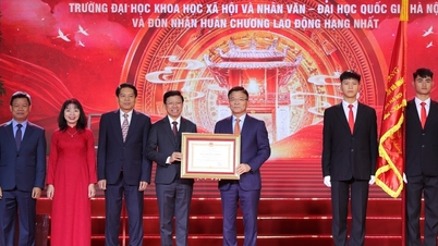 Hanoi University of Social Sciences and Humanities received the First Class Labor Medal