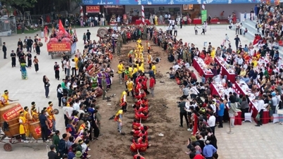 ハノイにおける無形文化遺産の実践と綱引きの交流と上演