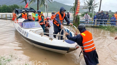 Commune de Van Thang : Mobilisation de pirogues pour évacuer d'urgence les personnes des zones inondées