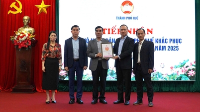 Organisaties en bedrijven blijven Hue steunen bij het overwinnen van de gevolgen van natuurrampen.