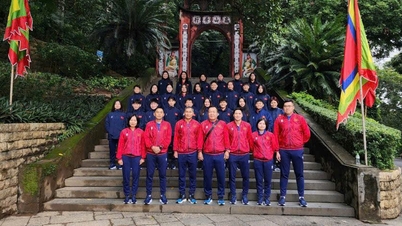 Ceremonia de ofertă de tămâie a echipei feminine din Vietnam la templul Hung Kings