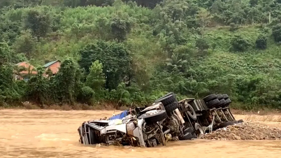 A "sofőr megmentéséről" szóló klip, amelyben egy nyerges vontatót elsodort az árvíz, hamis.