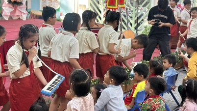 ہو چی منہ سٹی میں دو اعلیٰ معیار کے اسکول روایتی موسیقی کا تبادلہ کر رہے ہیں۔