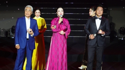Følelsesladet øyeblikk med folkekunstneren Quoc Hung og Dr. Tan Nhan på musikkvelden til ære for professor Trung Kien