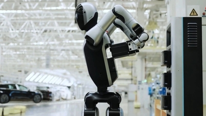 Humanoid robot army changes batteries to operate continuously