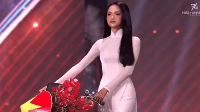 Huong Giang poartă un ao dai alb delicat pentru a concura în cadrul Spectacolului Național de Costume