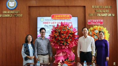 O vice-presidente do Comitê Popular Provincial, Doan Trung Kien, visitou e parabenizou as escolas por ocasião do Dia dos Professores do Vietnã.
