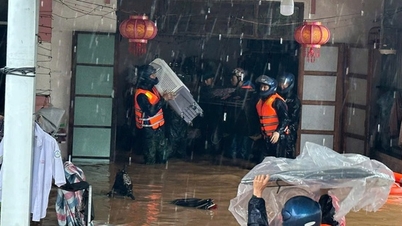 Żołnierze wspierają ewakuację ludzi i mienia podczas powodzi w Dak Lak