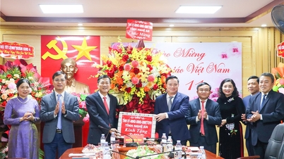 Le secrétaire provincial du Parti, Nguyen Khac Than, a félicité le ministère de l'Éducation et de la Formation à l'occasion du 43e anniversaire de la Journée des enseignants vietnamiens.