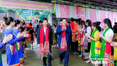 Provincial Party Secretary Nguyen Khac Than joins the Great Unity Festival with the people of Canh Khin village, Yen Hoa commune