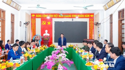 Provincial Party Secretary Nguyen Khac Than works with Yen Hoa Commune Party Committee