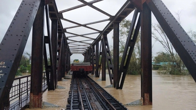 Les inondations affectent directement la structure des travées et des piles des ponts ferroviaires de la région centrale.