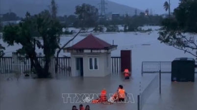 Gia Lai: Zware regenval en overstromingen veroorzaken grote overstromingen, waardoor veel gemeenten in het westen geïsoleerd raken.